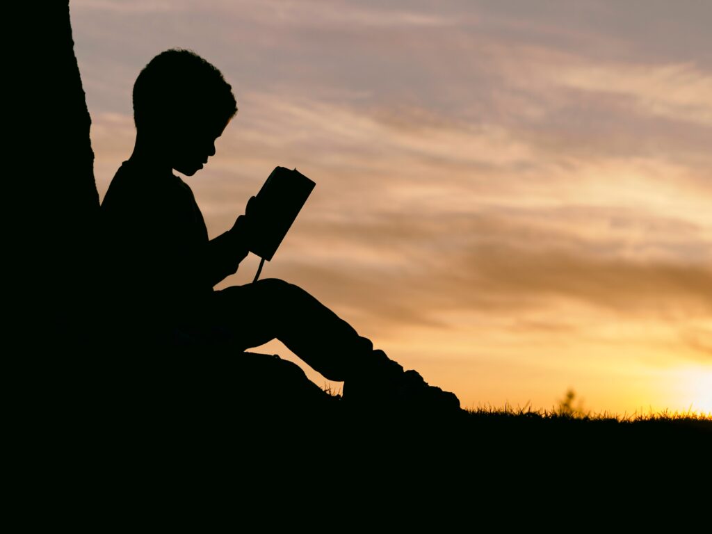 Читати за ґратами: які книги дозволено ув'язненим і чому це важливо 